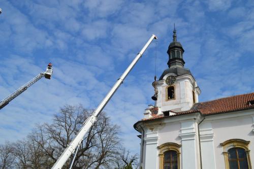 Navrácení zvonu sv. Václava do zvonice kostela sv. Jakuba