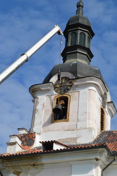 Navrácení zvonu sv. Václava do zvonice kostela sv. Jakuba