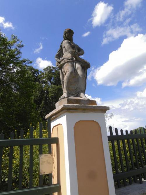 Výlet Mayrau, Veltrusy